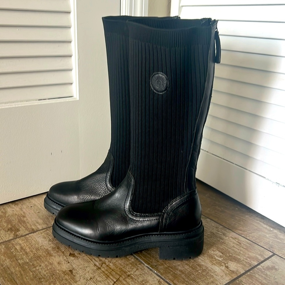 Carmela 68010 Women's Chelsea Boot